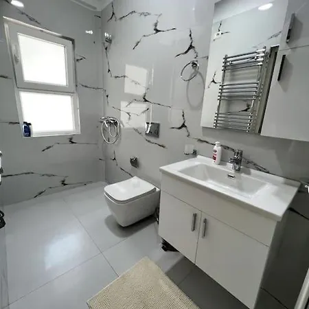 公寓 Florents 1-bd Villa, Free Parking And Garden