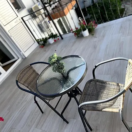 Florents 1-bd Villa, Free Parking And Garden Apartment *
